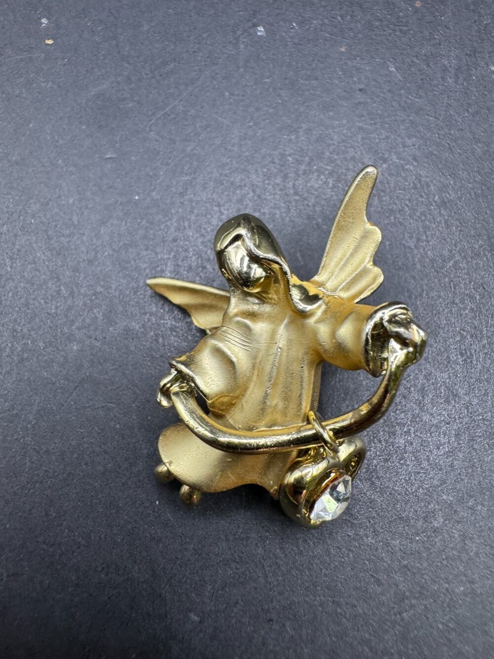 Vintage Signed Giusti Gigi Pin Guardian Angel Rhinestone Heart Gold Tone Metal